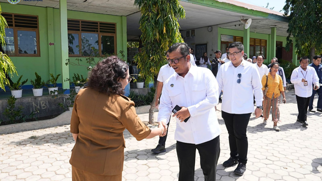 BGN Samosir Bersama BPOM dan PCO RI Tinjau Pelaksanaan MBG di Kupang