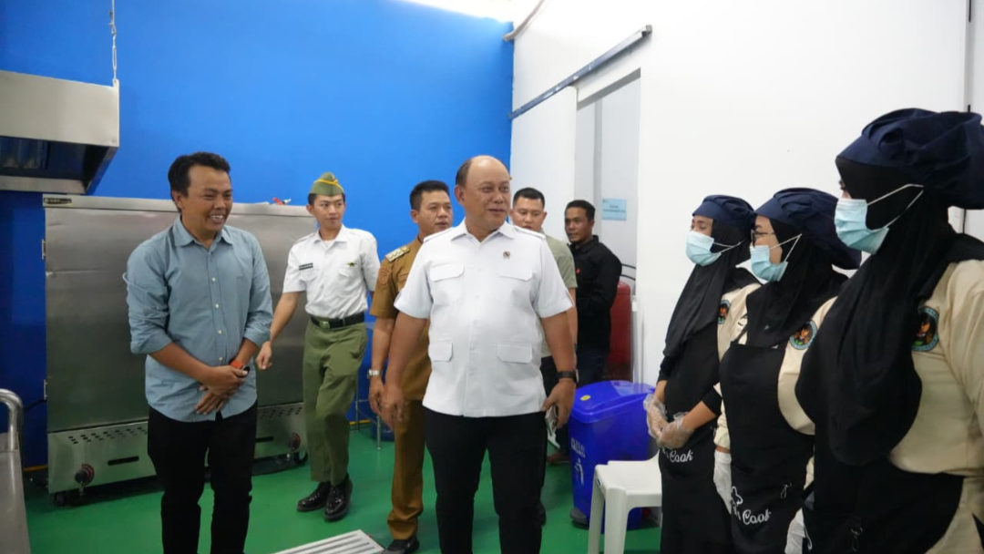 Dorong Ekonomi Rakyat melalui MBG, Kepala BGN Samosir Pantau SPPG di Bandung